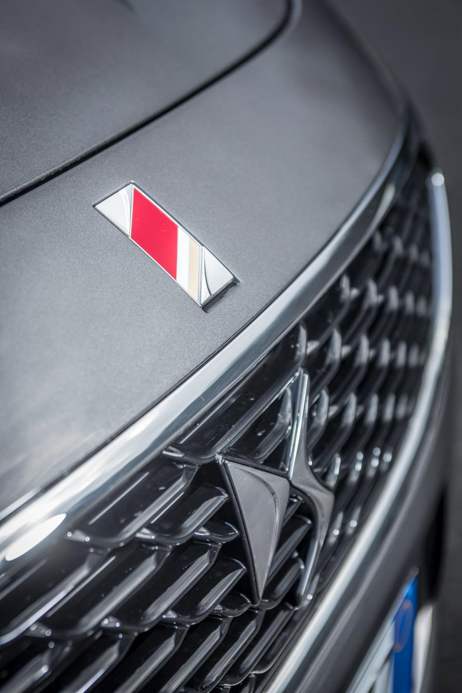 Логотип DS 5 Performance Line 2016 года  (фото 11 из 24)